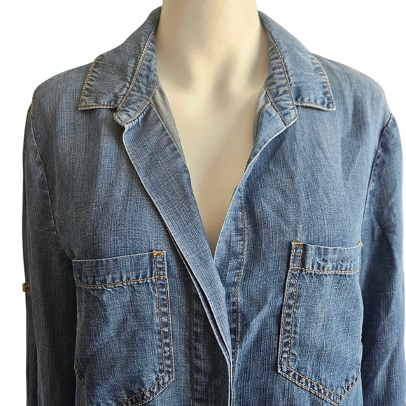 Anthropologie Cloth & Stone Chambray Split Shirttail Blue Button Up Size Medium - Picture 3 of 14